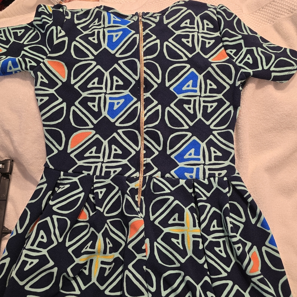 Geometric Patterned Women's Top - Picture 2 of 3